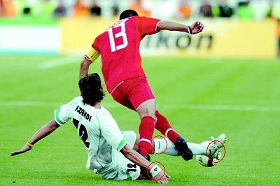 فریدون زندی  در حال تکل رفتن روی توپ بازیکن بحرین در بازی که ایران رو به جام جهانی 2006 رسوند
